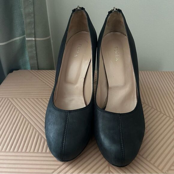 Furla Heels Black Dark Gray Closed Toe Zipper Back Business Casual Neutral - Picture 2 of 13